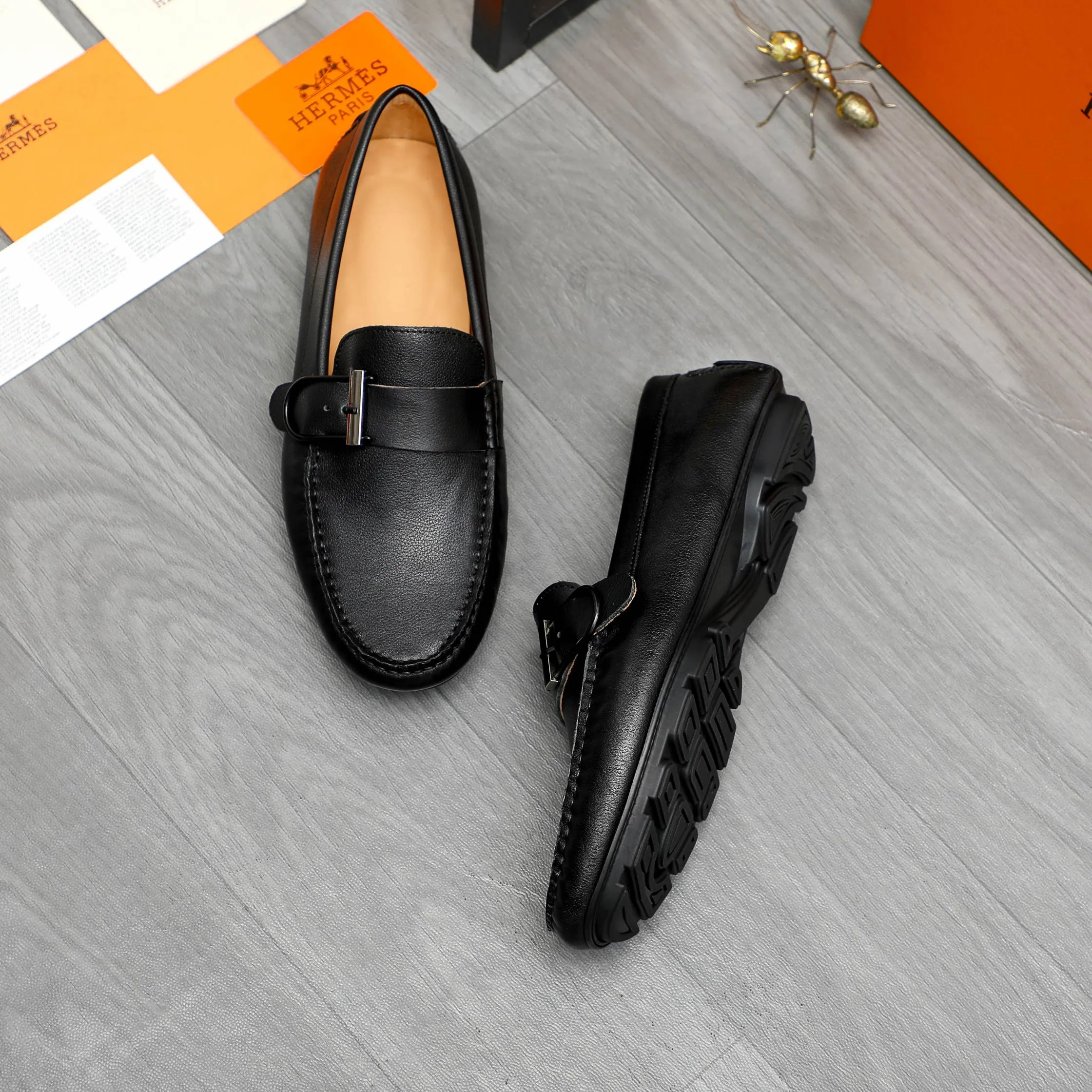 P380 Product trademark: HERMES "Hermes" casual slip-on men's shoes. Regular size: 38-44 Product material: Selected small pebbled cowhide upper, pigskin lining, rubber outsole